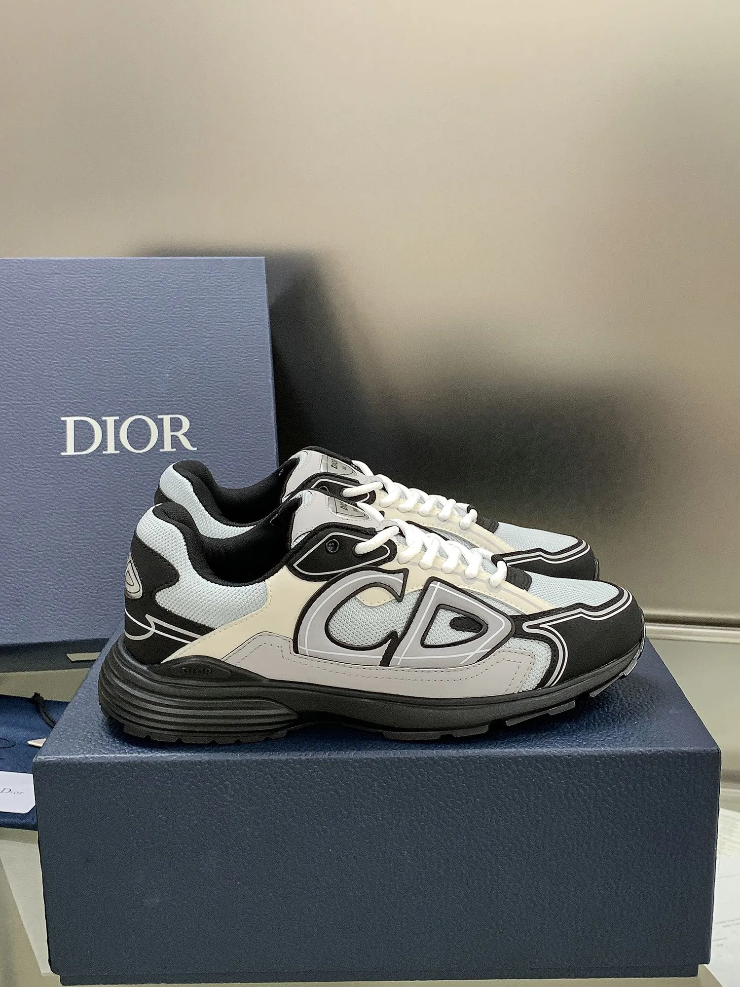 👟👟Ex-factory price 660👟👟 Newly upgraded Dior B30 series dad sneakers. New B30 sneakers. Dad Shoes style shoes that follow the trend of the retro market. The Dior logo on the tongue also indicates that this pair of shoes is the B30 model! B30 uses fine-textured leather and mesh cloth materials to form a shoe body. There are conspicuous letters CD on both sides of the shoe body to indicate identity. Many lines on the shoe body outline details to make the shoes look less monotonous and full of retro flavor. The delivery counter is exquisitely packaged🛍📦 ▪️Fabric: Original customized technical fabric + mesh ▪️Inner lining: Customized breathable lining ▪️Outsole: IP+TPU outsole ▪️Sole thickness: 3.5CM ▪️Size: Women’s size 35-40 / Men’s size 39-45